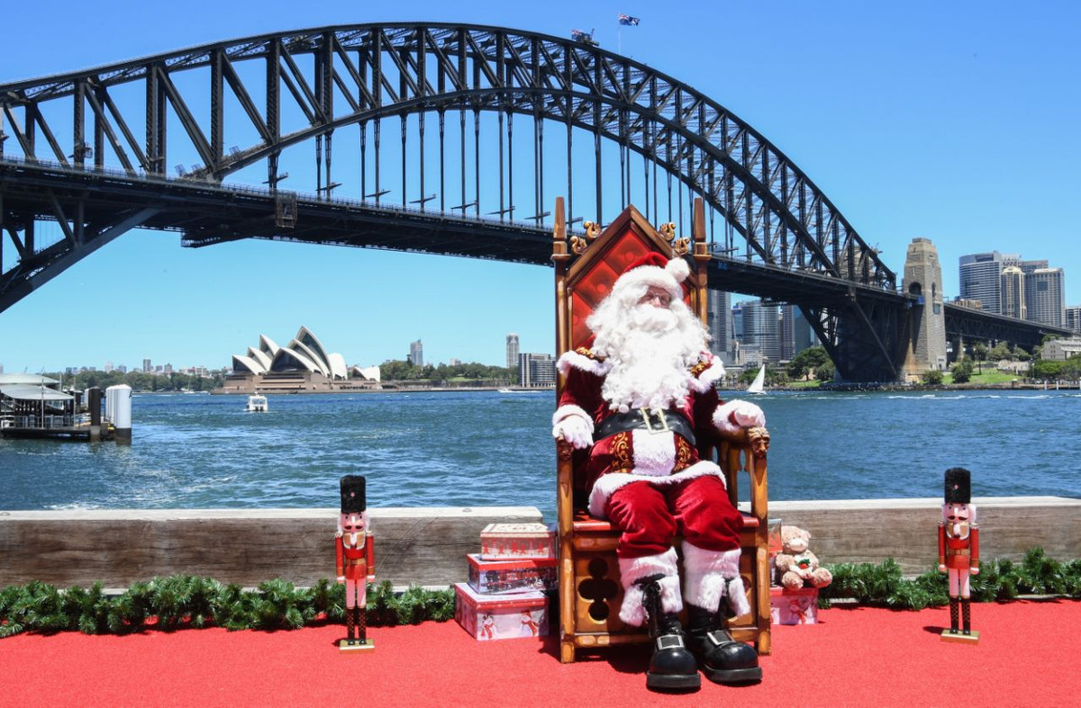 Ông già Noel "khổng lồ" tại Công viên Luna ở Sydney, Australia, ngày 24/12. Ảnh: Getty.