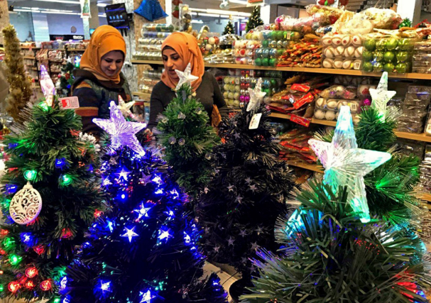 Một cửa hàng bán đồ trang trí giáng sinh ở thủ đô Baghdad, Iraq, ngày 24/12. Ảnh: AP.