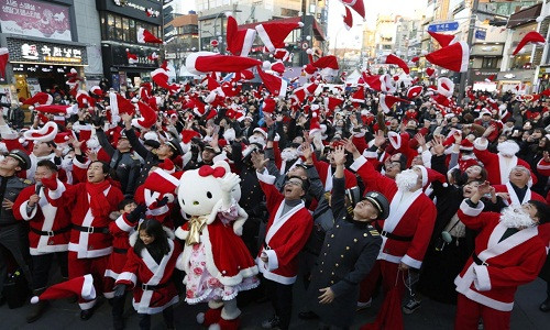 Đông đảo “ông già Noel” trên đường phố thủ đô Seoul, Hàn Quốc, ngày 24/12. Ảnh: EPA.