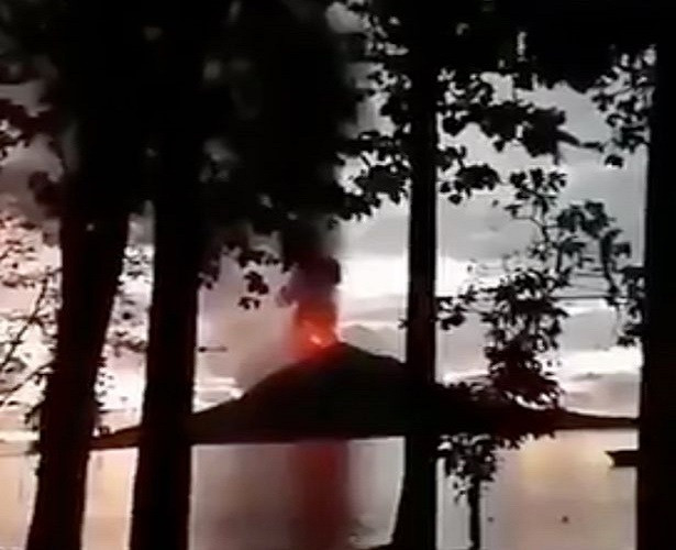 Theo giới chức Indonesia, nguyên nhân trận sóng thần vừa qua không phải do động đất mà có thể là do thủy triều dâng bất thường vào thời điểm trăng non và lở đất dưới đáy biển sau khi núi lửa phun trào tại đảo Anak Krakatoa. Ảnh: Mirror.