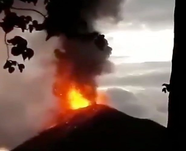 Được biết, Indonesia, nằm trên Vành đai lửa Thái Bình Dương, là một trong những nước hứng chịu nhiều vụ phun trào núi lửa và động đất nhất thế giới. Ảnh: Mirror.