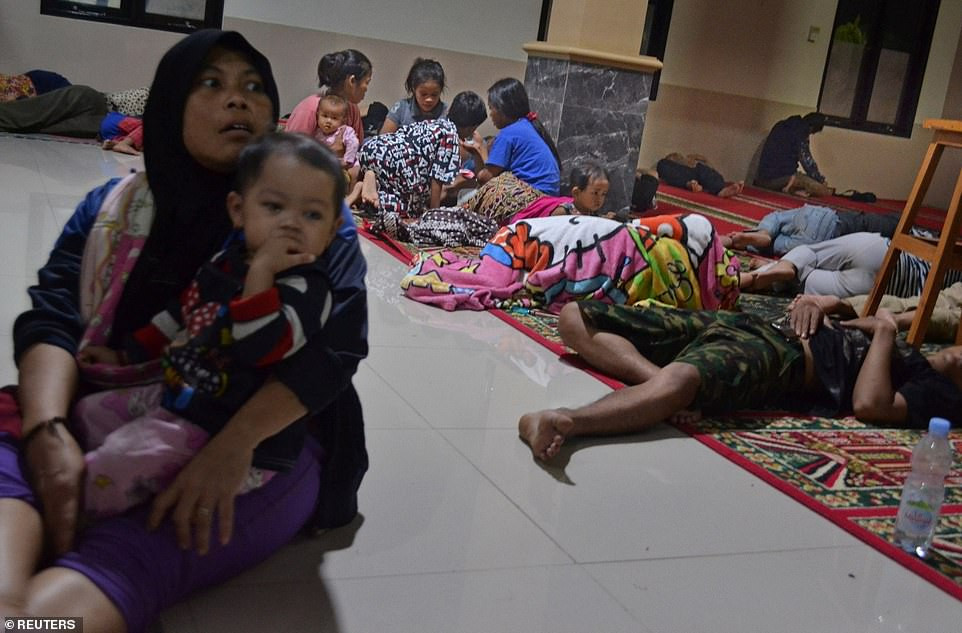 Người dân Indonesia sơ tán đến một nhà thờ sau khi sóng thần ập vào Lampung và Banten. Ảnh: Reuters.
