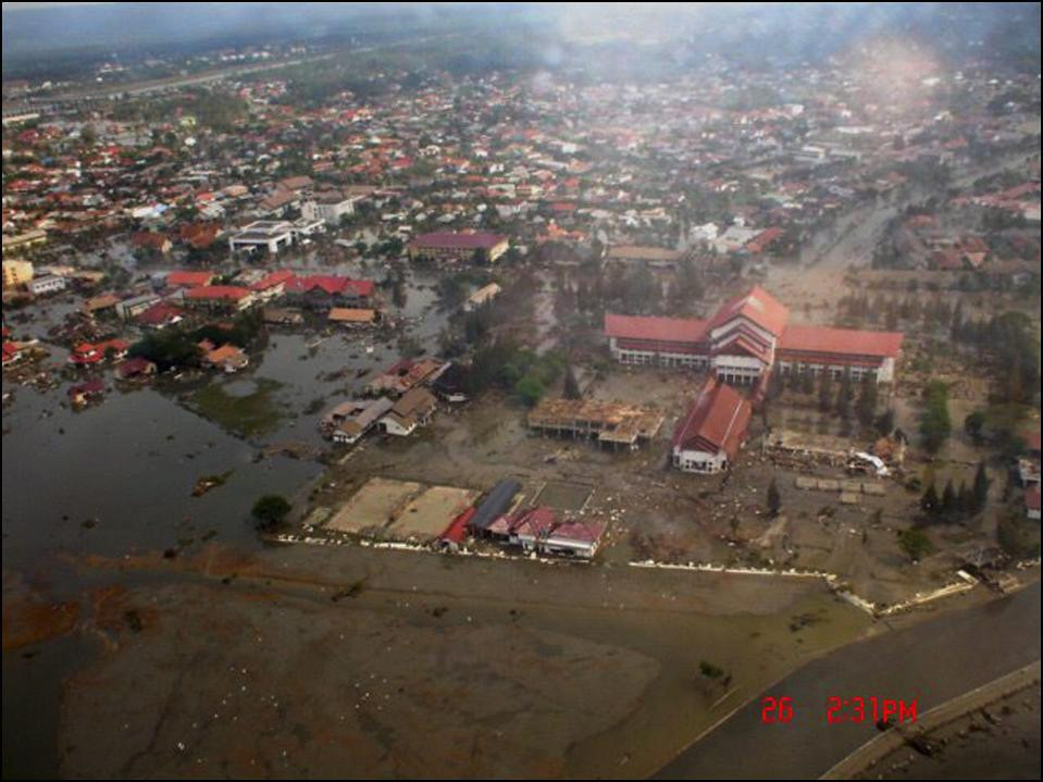 Quang cảnh khu Aceh, Thái Lan, vài giờ sau khi sóng thần tấn công năm 2004. Được biết, hơn 200 nghìn người đã thiệt mạng trong thảm họa thiên nhiên này.