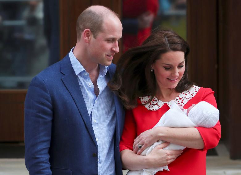 Năm 2018, gia đình Hoàng gia Anh đón thêm thành viên mới, đó là tiểu Hoàng tử Louis. Ảnh: Công nương Kate Middleton bế tiểu Hoàng tử Louis trong khi Hoàng tử William đứng bên cạnh bên ngoài bệnh viện St Mary ở thủ đô London ngày 23/4.