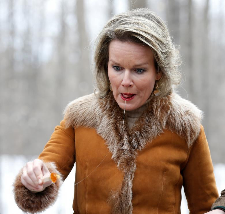 Hoàng hậu Mathilde của Bỉ có vẻ gặp khó khăn khi ăn một cây kẹo Maple Taffy truyền thống ở Ottawa, Ontario, Canada, ngày 12/3.