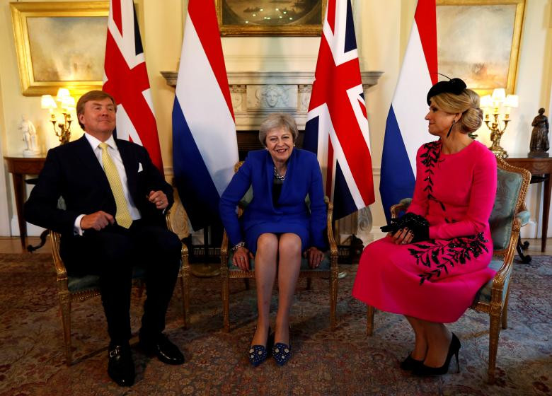 Thủ tướng Anh Theresa May (giữa) tiếp đón Quốc vương Hà Lan Willem-Alexander và Hoàng hậu Maxima tại thủ đô London ngày 24/10.