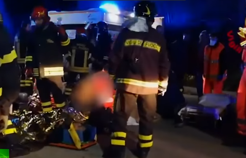 Nhân chứng cho hay, ít nhất một cửa thoát hiểm của câu lạc bộ đã bị đóng hoặc không hoạt động. Khi lực lượng cứu hộ tới thì tất cả cánh cửa lại được mở ra. Hiện, giới chức Italy đang mở cuộc điều tra nguyên nhân vụ việc. Ảnh: RT.