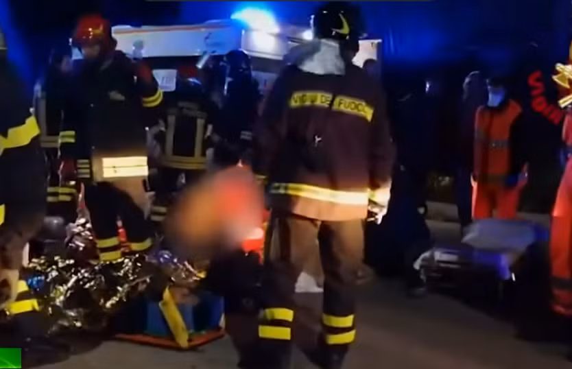 Nhân chứng cho hay, ít nhất một cửa thoát hiểm của câu lạc bộ đã bị đóng hoặc không hoạt động. Khi lực lượng cứu hộ tới thì tất cả cánh cửa lại được mở ra. Hiện, giới chức Italy đang mở cuộc điều tra nguyên nhân vụ việc. Ảnh: RT.