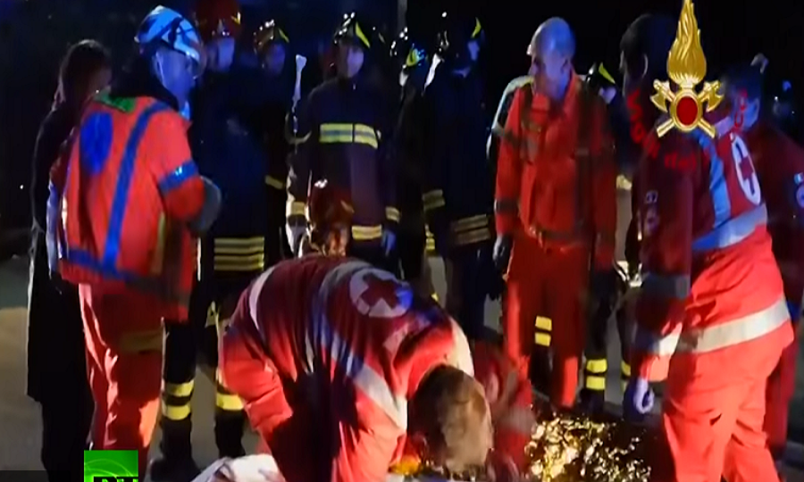 Lực lượng cứu hộ, y tế nhanh chóng có mặt tại hiện trường vụ giẫm đạp tại hộp đêm Lanterna Azzurra sáng 8/12. Ảnh: RT.