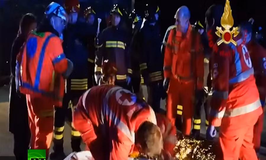 Lực lượng cứu hộ, y tế nhanh chóng có mặt tại hiện trường vụ giẫm đạp tại hộp đêm Lanterna Azzurra sáng 8/12. Ảnh: RT.