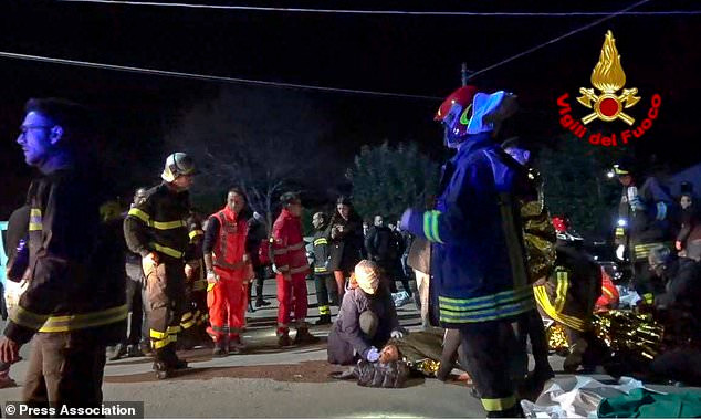 Lực lượng cứu hộ hỗ trợ những nạn nhân bị thương bên ngoài câu lạc bộ Lanterna Azzurra. Ảnh: AP.