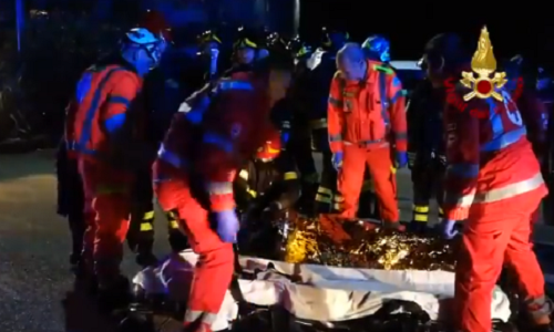 RT đưa tin, vụ giẫm đạp tương tự từng xảy ra tại Piazza San Carlo ở Turin vào năm 2017 khi bình xịt hơi cay được phun vào một đám đông tập trung xem bóng đá trước màn hình lớn tại Quảng trường San Carlo. Ảnh: RT.