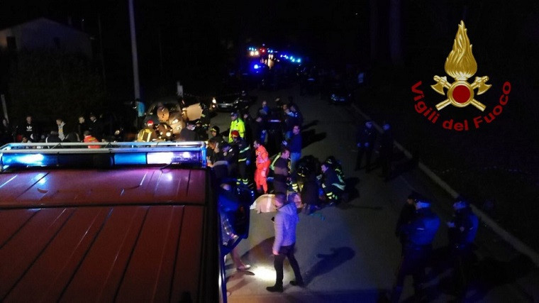 Giam dap kinh hoang tai hop dem Italy, hon 100 nguoi thuong vong-Hinh-2