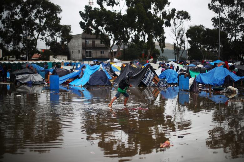 Biển nước bao vây khu trú ẩn tạm thời của những người dân di cư đến từ Trung Mỹ ở thành phố Tijuana.