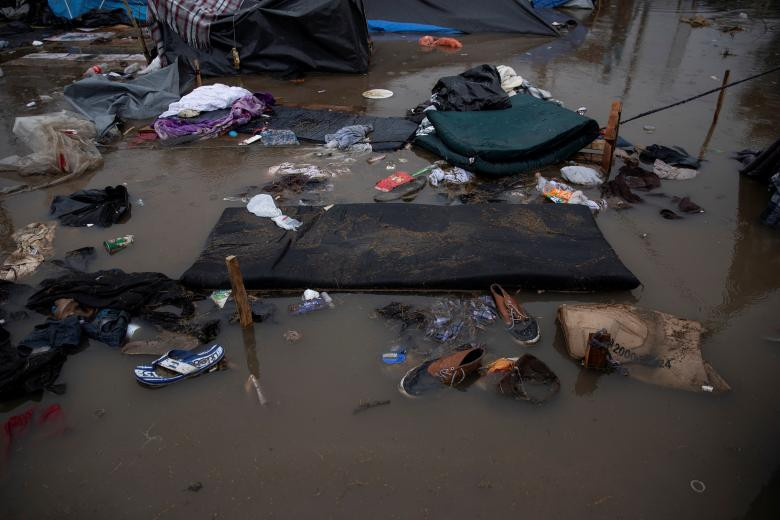 Đồ dùng, giày dép của một số di dân bị trôi ra ngoài.