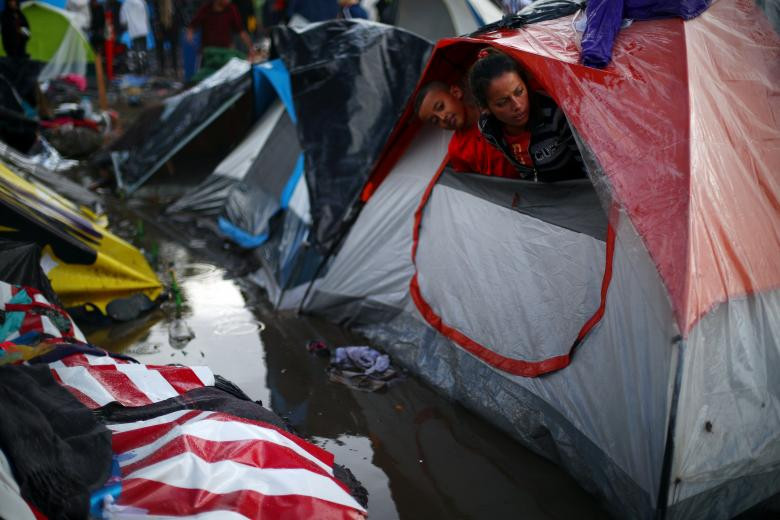 Điều kiện sống trong khu trại tị nạn tạm bợ này càng trở nên thiếu thốn và mất vệ sinh hơn sau trận mưa lớn.