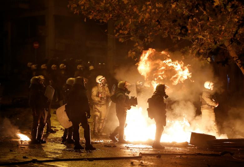 Theo hãng thông tấn Reuters, đụng độ dữ dội đã nổ ra giữa người biểu tình và cảnh sát chống bạo động Hy Lạp ngày 6/12 trong cuộc tuần hành nhân kỷ niệm 10 năm vụ cảnh sát nước này bắn chết nam sinh 15 tuổi Alexandros Grigoropoulos. (Nguồn ảnh: Reuters)