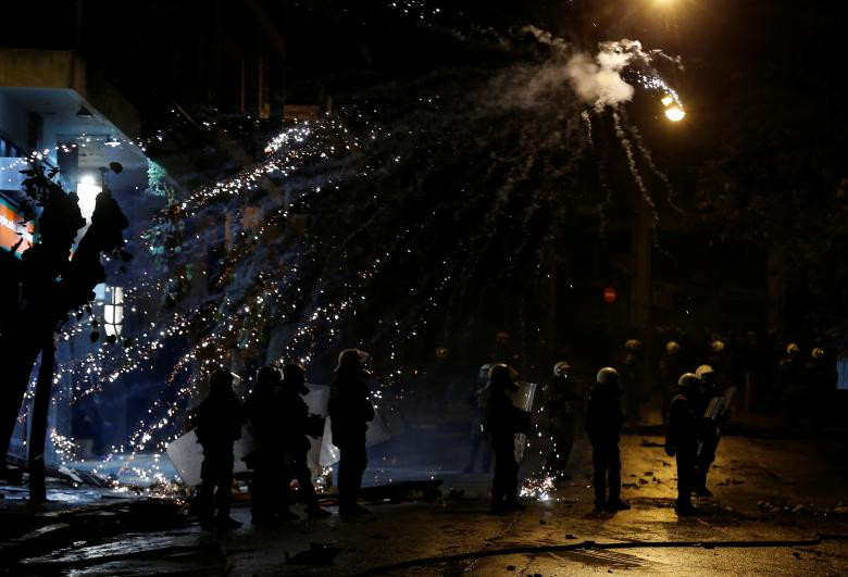 Các cuộc đụng độ diễn ra trong đêm tối.