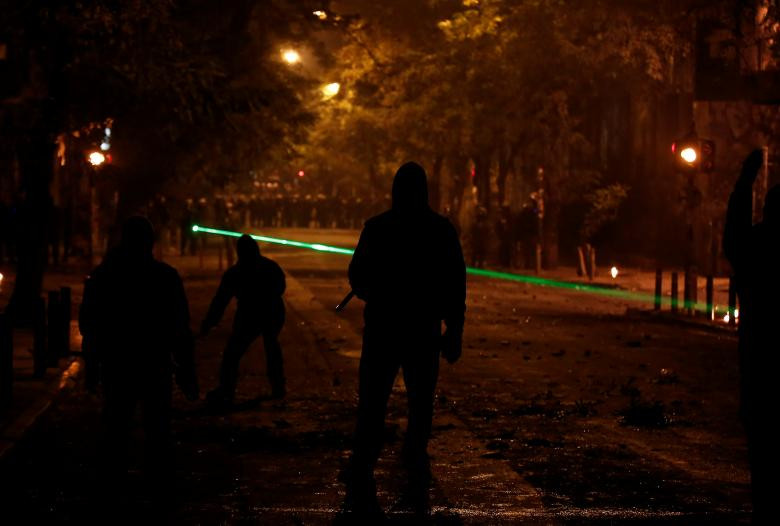 Được biết, các cuộc tuần hành được tổ chức hàng năm để tưởng nhớ Alexis Grigoropoulous kể từ khi nam sinh này bị cảnh sát bắn chết vào ngày 6/12/2008. Vụ việc khi đó đã khiến giới trẻ nước này nổi giận và tiến hành bạo loạn kéo dài tại nhiều thành phố. Ảnh: Đông đảo cảnh sát chống bạo động được triển khai để trấn áp đám đông người biểu tình quá khích ở thủ đô Athens.