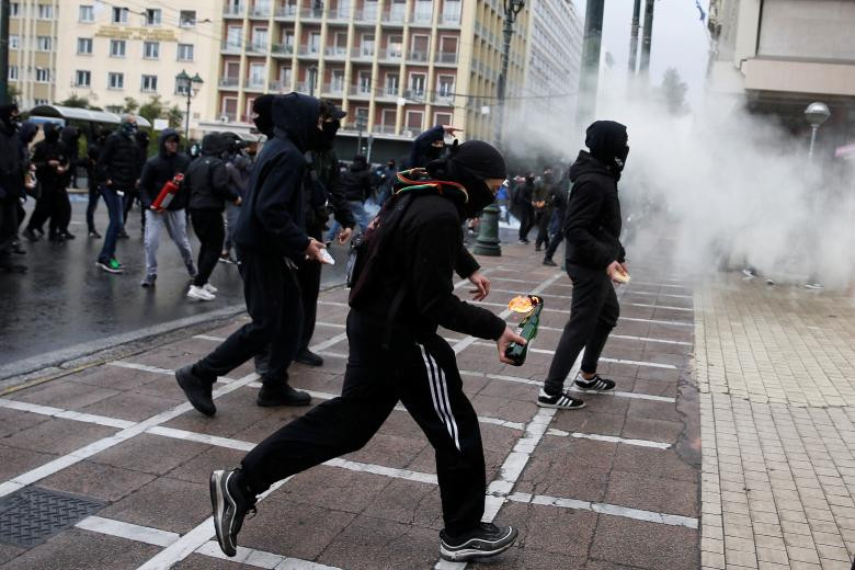 Người biểu tình ném bom xăng về phía lực lượng an ninh Hy Lạp ở Athens.
