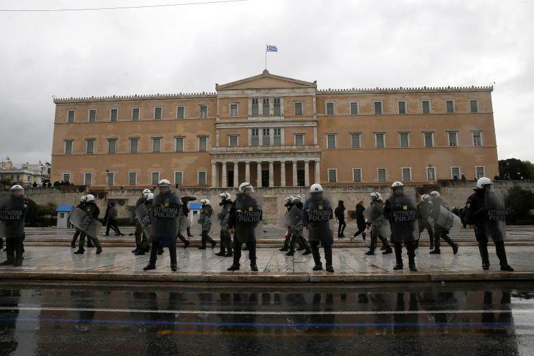 Cảnh sát chống bạo động Hy Lạp đứng gác trước tòa nhà quốc hội ở thủ đô Athens.