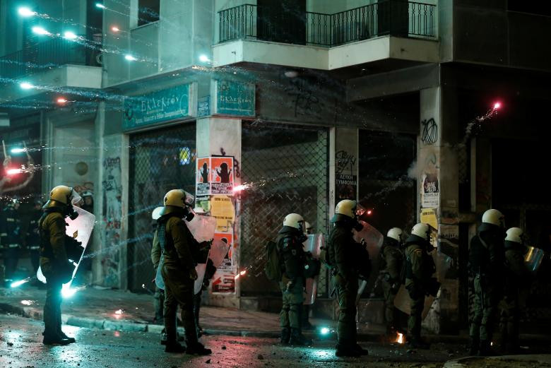 Pháo hoa được bắn về phía lực lượng an ninh Hy Lạp trong cuộc đụng độ với người biểu tình ở Athens hôm 6/12.