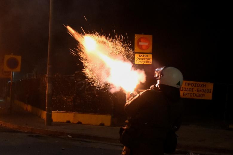 Một cảnh sát chống bạo động Hy Lạp bắn đạn hơi cay về phía người biểu tình ở Thessaloniki.