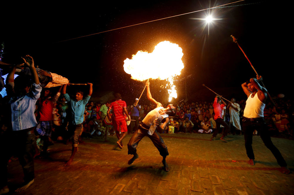 Những người đàn ông Hồi giáo dòng Shiite tham gia nghi lễ trong cuộc diễu hành Muharram trên đảo ngày 22/9/2018. Ảnh: Sputnik. Mời độc giả xem thêm video: Ghé thăm ngôi làng ở "tận cùng Trái đất" (Nguồn: VTC14)