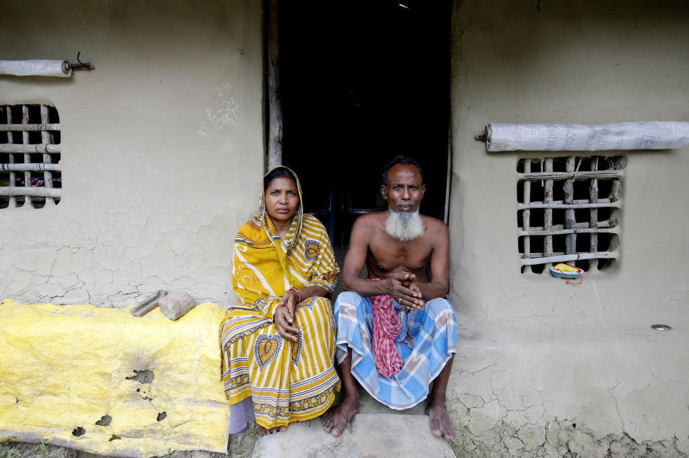 Ông Sheikh Aftab Uddin, 66 tuổi, và vợ, Mamta Bibi, 50 tuổi, ngồi trước ngôi nhà mới xây bằng bùn đất của họ trên đảo Ghoramara ngày 19/8. Được biết, ngôi nhà cũ của họ đã bị thủy triều cuốn trôi.