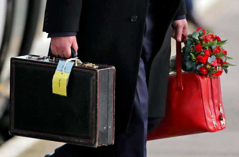 Hành lý của Nữ hoàng Elizabeth II được lấy ra khỏi tàu khi bà tới nhà ga King's Lynn. Ảnh: The Sun.