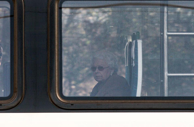 Nữ hoàng Anh đeo kính râm khi ngồi trên tàu tới King’s Lynn. Ảnh: The Sun.