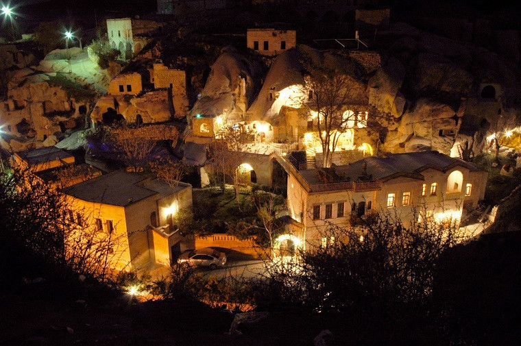 Khách sạn hang động Gamirasu ở Cappadocia, Thổ Nhĩ Kỳ, là một địa điểm đặc biệt có tuổi thọ lên đến 1.000 năm, được thiết kế như những hang đá độc đáo. Ảnh: Uniq Hotels. Mời độc giả xem thêm video về ngôi làng ở "tận cùng Trái Đất" (Nguồn: VTC14)