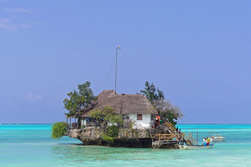 Nhà hàng hải sản Rock Restaurant Zanzibar nổi tiếng thế giới nằm giữa biển nước mênh mông ở Michamvi, Tanzania.