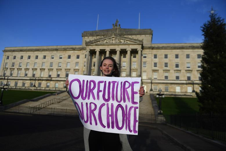 Một sinh viên biểu tình phản đối Brexit đứng bên ngoài toà nhà Stormont ở Belfast, Bắc Ireland, ngày 7/12.