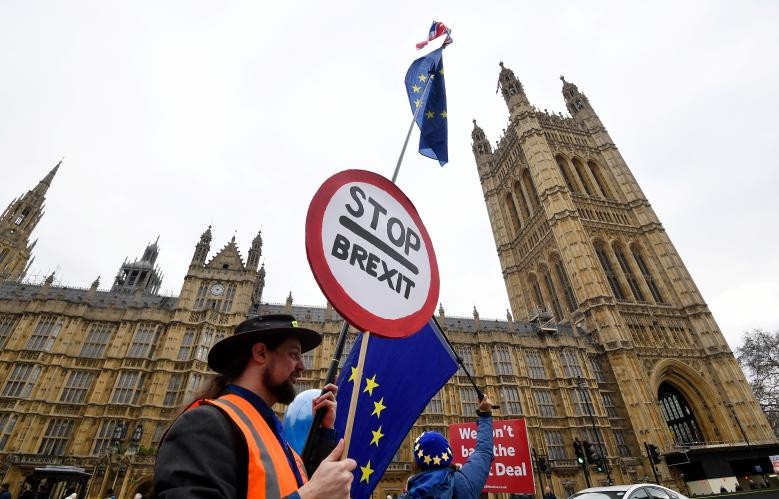 Tính đến 10h30 ngày 15/11 (giờ địa phương), liên tiếp 4 bộ trưởng, thứ trưởng của Chính phủ Anh đã nộp đơn từ chức với lý do họ không đồng tình với dự thảo thỏa thuận Brexit của Thủ tướng Theresa May.