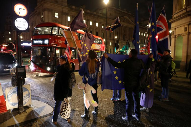 Những người biểu tình phản đối Brexit chặn một con đường bên ngoài toà nhà Quốc hội Anh ở London ngày 10/12.