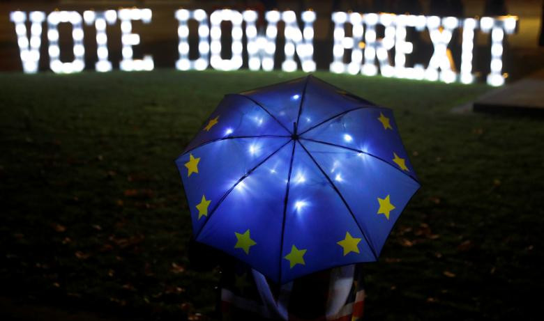 Trong khi đó, nhiều người dân Anh tiếp tục đổ ra đường để biểu tình phản đối Brexit.