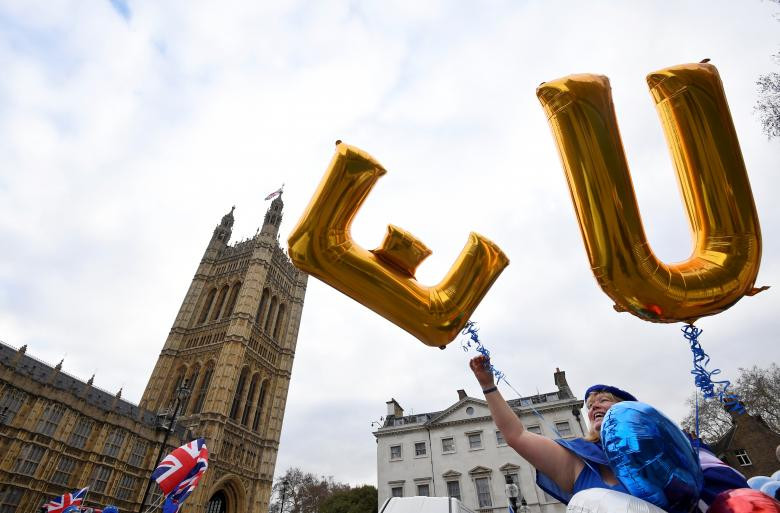 Một người phản đối Brexit tham gia cuộc tuần hành bên ngoài toà nhà Quốc hội Anh ngày 10/12.