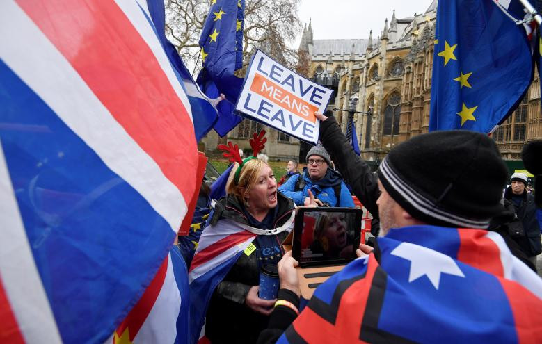 Những người biểu tình phản đối Brexit tranh cãi với nhóm người ủng hộ việc Anh rời EU bên ngoài toà nhà Quốc hội Anh ở thủ đô London ngày 10/12.
