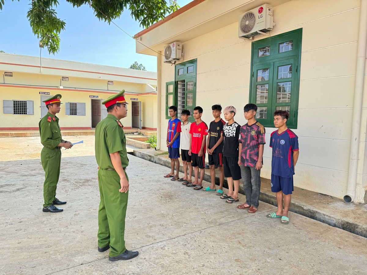 Bat 7 doi tuong du 2 co gai vao ray vang gio tro doi bai