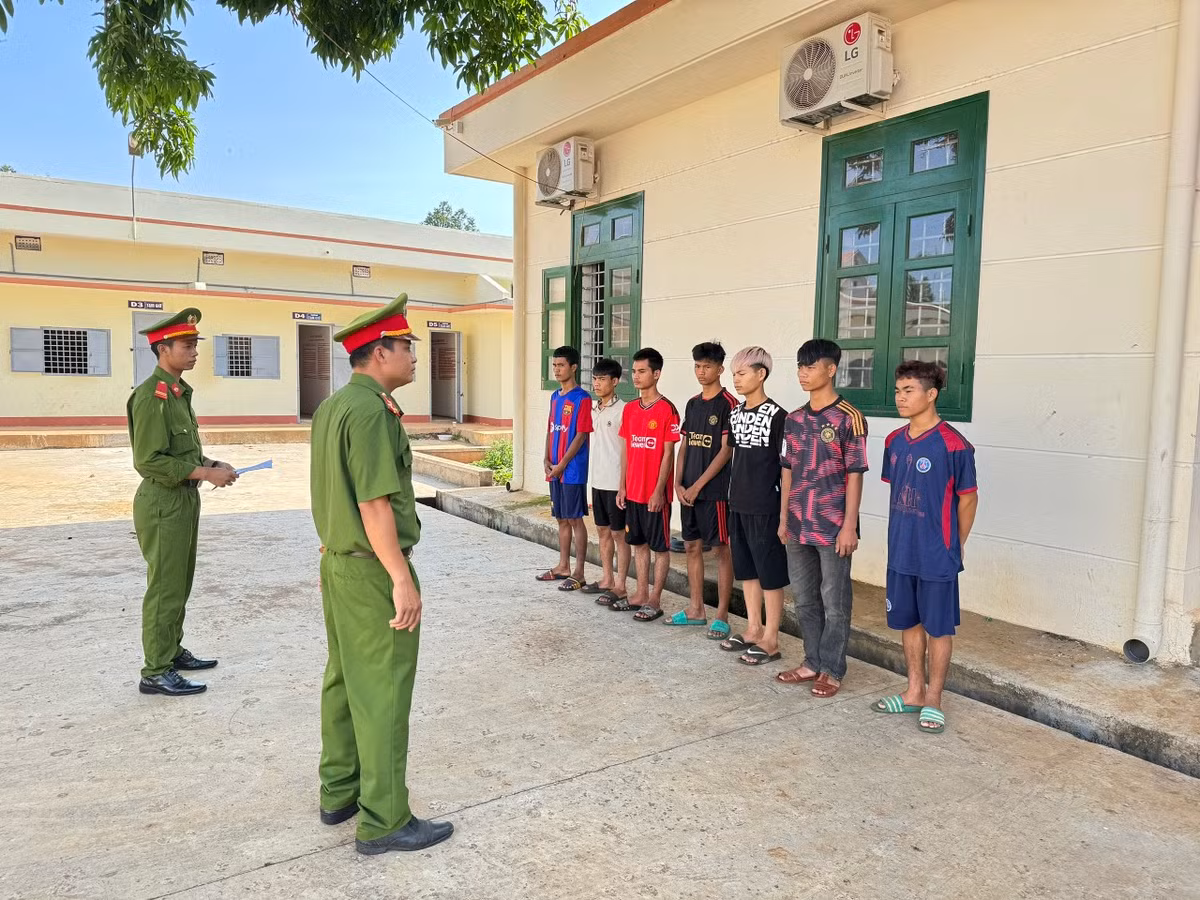 Bat 7 doi tuong du 2 co gai vao ray vang gio tro doi bai