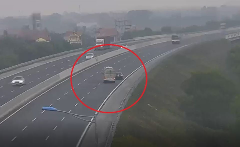 O to con di lui tren cao toc Ha Noi - Hai Phong suyt 