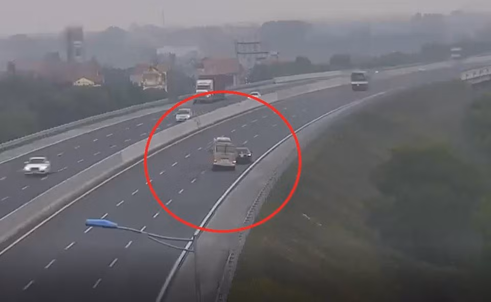 O to con di lui tren cao toc Ha Noi - Hai Phong suyt 