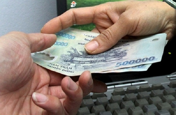 Dai uy Cong an Ben Tre nhan hoi lo: Biet luat, pham luat...co ra khoi nganh?