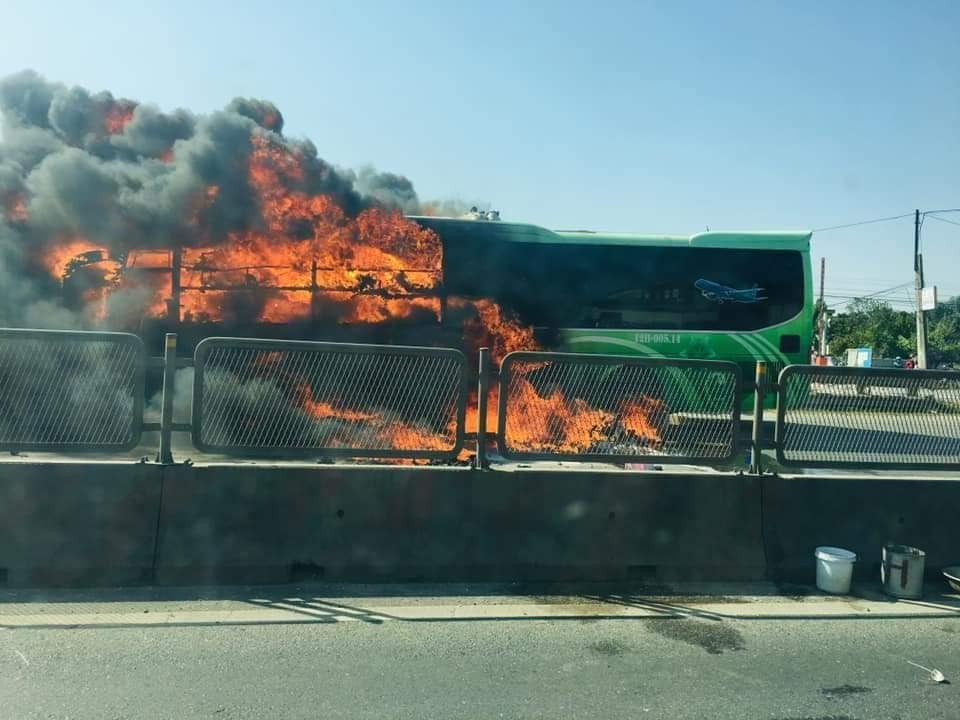 Thanh Hoa: Xe khach dang luu thong bong boc chay du doi tren Quoc lo 1A