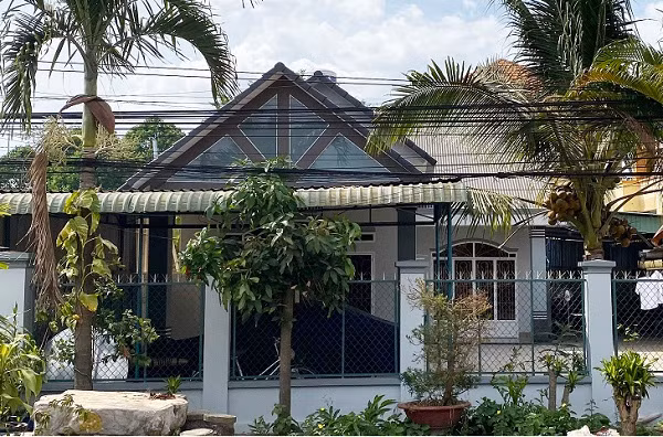 Quan huyen o Tay Ninh nhan nha tinh nghia: Nha 2 o to... co ngheo?