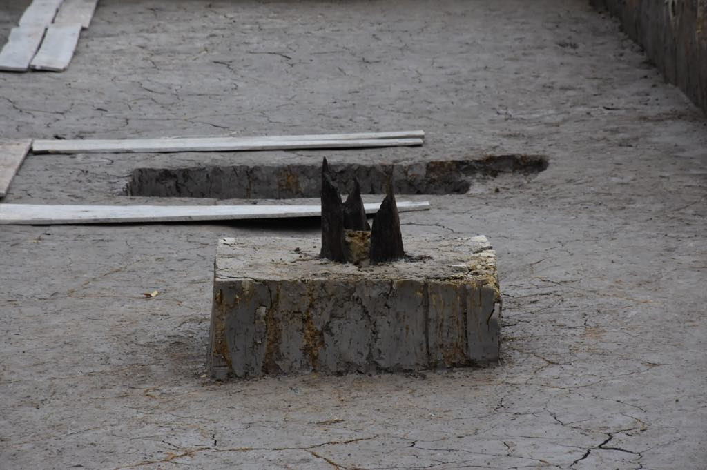 PGS.TS Bùi Văn Liêm, Tổng Biên tập Tạp chí Khảo cổ học, nguyên Phó Viện trưởng Viện Khảo cổ học, thành viên Hội đồng Di sản văn hóa quốc gia cho rằng, việc phát hiện 27 cọc gỗ cổ và 21 hố đất đen là những mốc chứng quan trọng để nói lên mối quan hệ với trận chiến Bạch Đằng năm 1288.