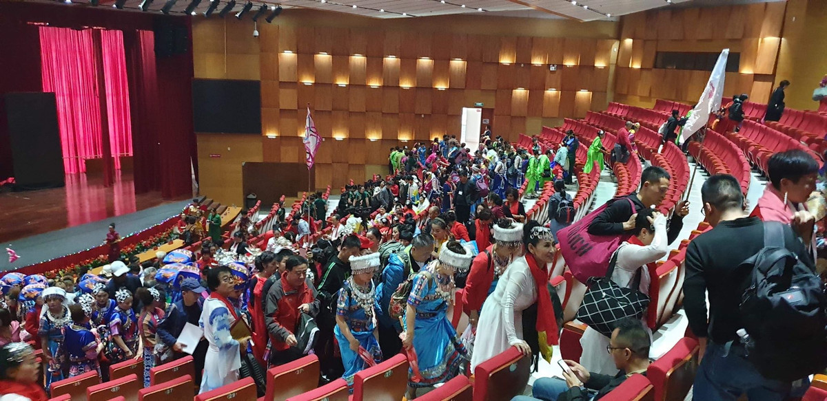 Vi sao 600 nguoi Trung Quoc “hon nhien” trinh dien trang phuc trai phep o Quang Ninh?