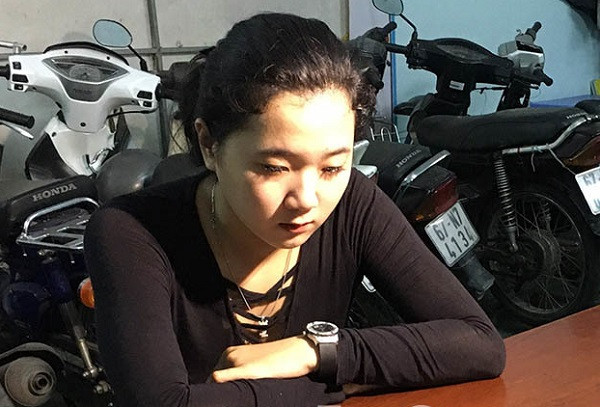 Nu tiep vien massage 16 tuoi dam chet khach: Chu co so massage thue tre pham luat?