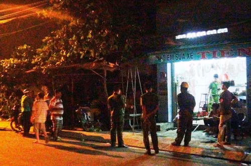 Thi cong dien cho hoi cho, hai thanh nien thuong vong vi